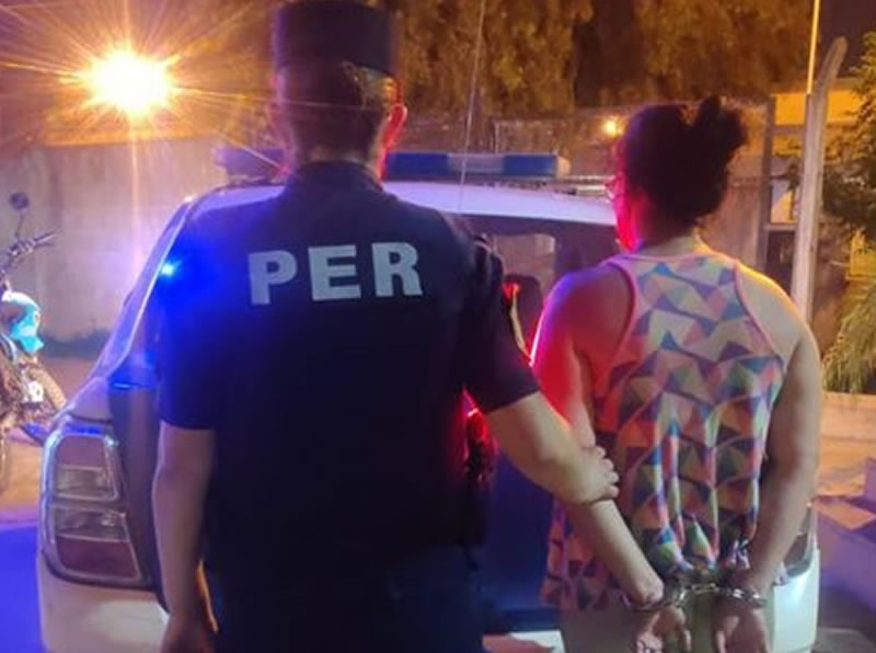 Cumplía arresto domiciliario pero se quitó la tobillera para ir a pasear y su hija la usaba como muñequera