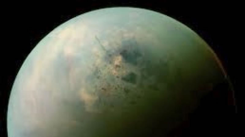 Descubrieron agua dulce líquida y templada en Titán, la luna de Saturno