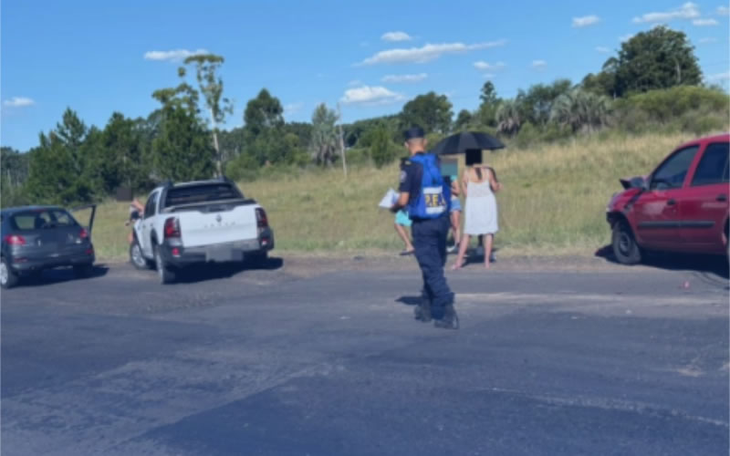Choque en cadena involucró a tres autos en Ruta 015