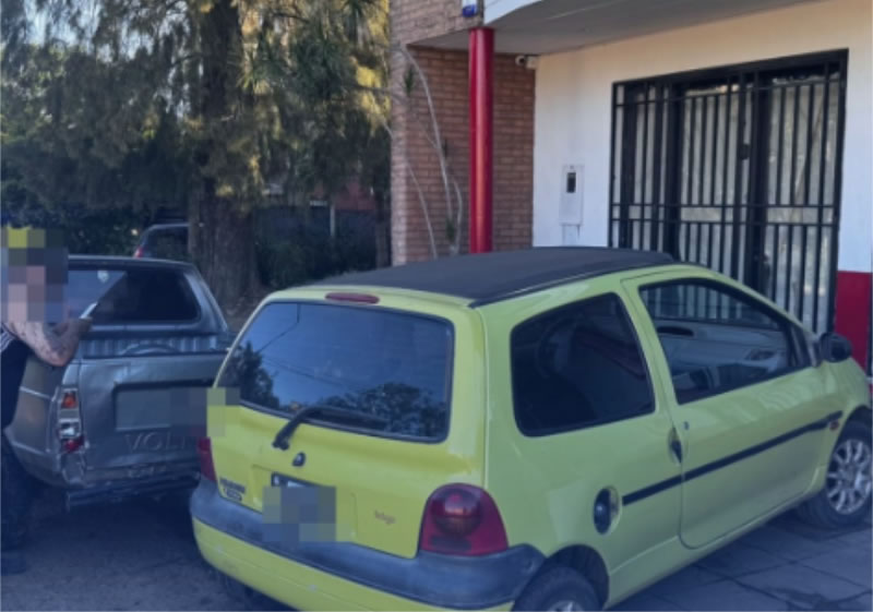 Chocó contra una camioneta estacionada y la puerta de una vivienda en el barrio La Bianca