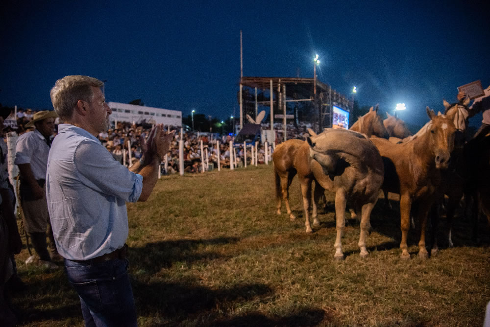 El gobernador acompañó el Festival Nacional de Jineteada y Folclore de Diamante