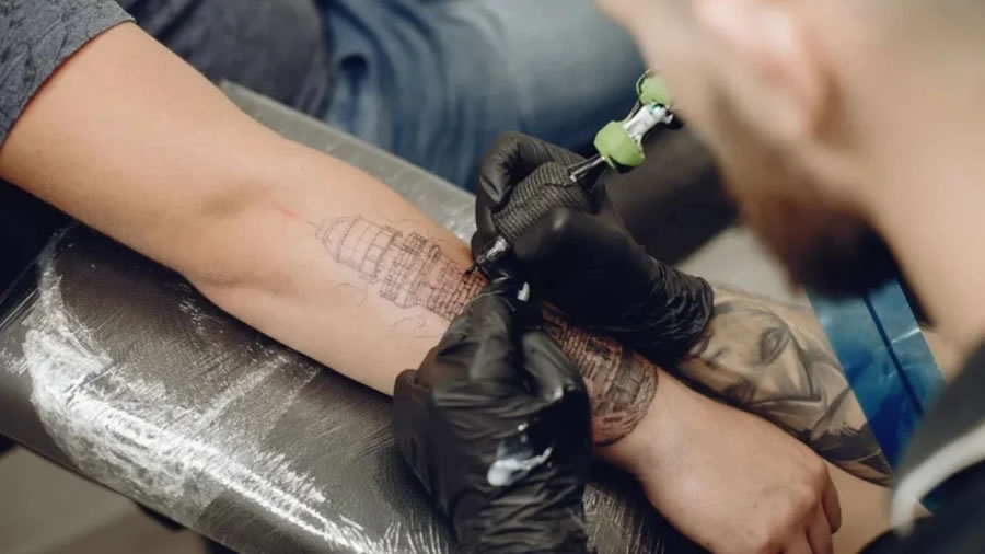 El 60% de los argentinos tiene tatuajes, pero los prejuicios laborales continúan