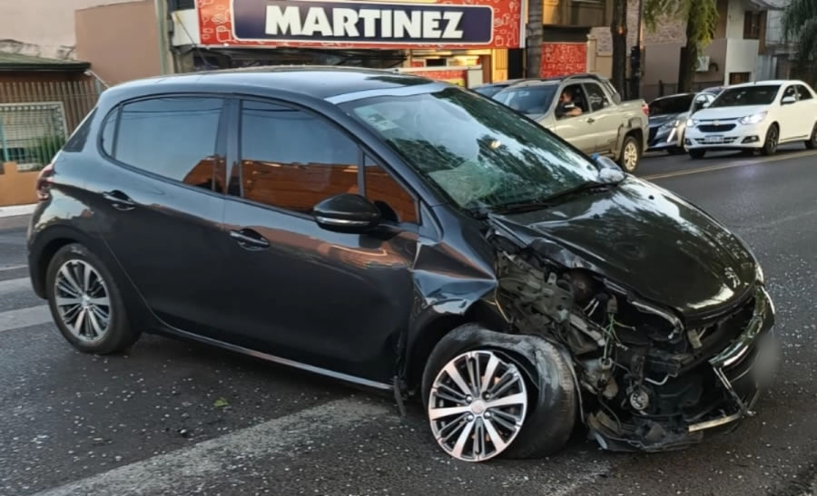 Una moto se habría quedado sin frenos, cruzó en rojo y, para evitar el impacto, un auto terminó chocando contra una columna