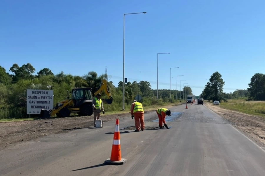 Realizan tareas de reparación en la Ruta 015 que lleva al Lago de Salto Grande