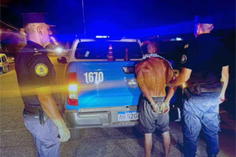 Quiso sustraer elementos del interior de un vehículo y fue detenido al intentar huir