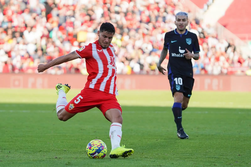 Vélez abrió las negociaciones con Almería para repatriar al concordiense Robertone