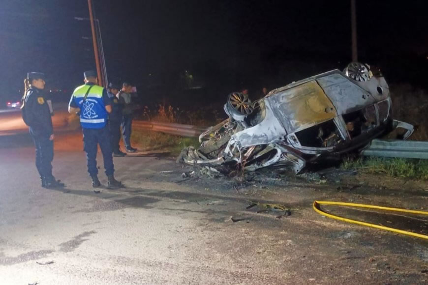Cuatro personas murieron calcinadas y una mujer permanece grave tras vuelco seguido de incendio