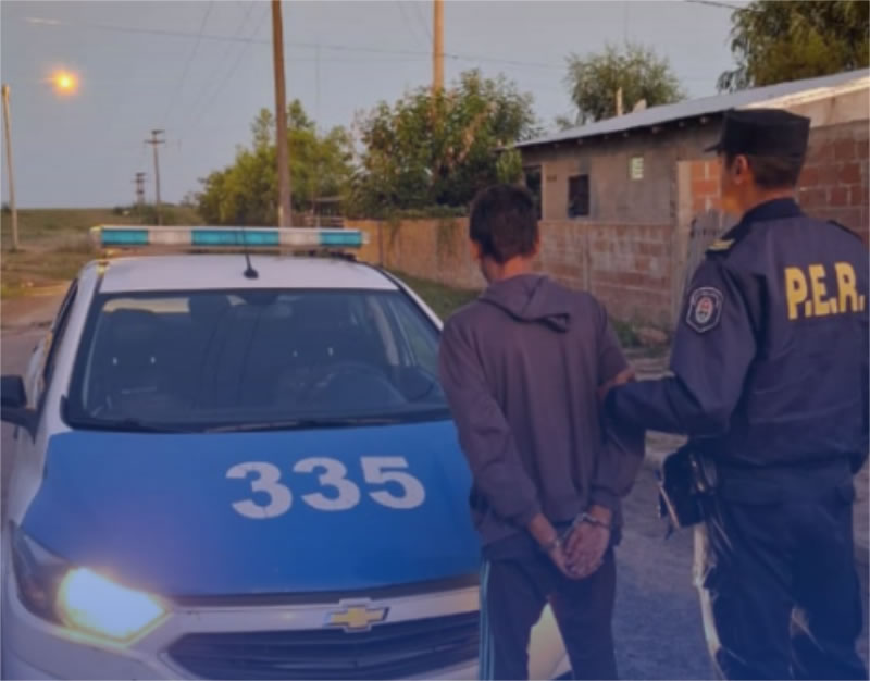 Lo encontraron mirando por la cerradura de una casa y fue detenido por intento de robo