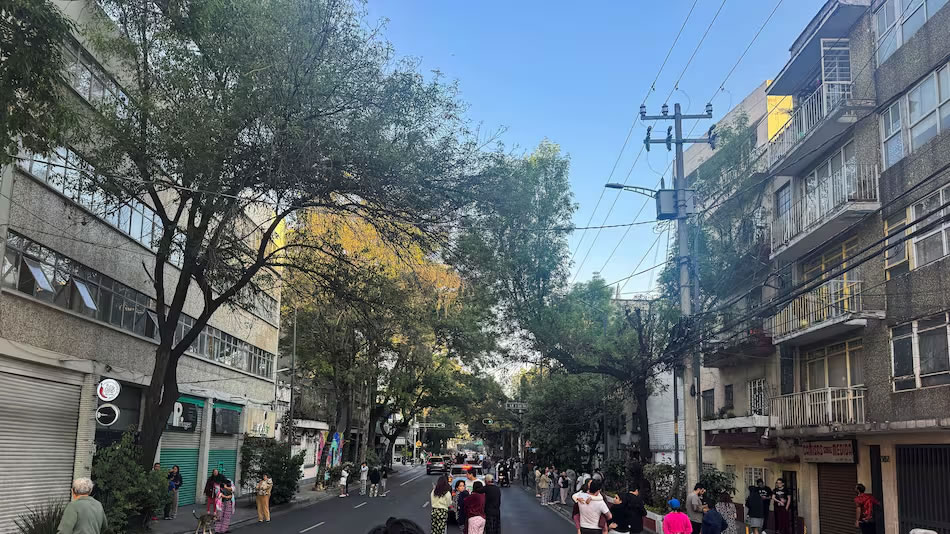 Un fuerte terremoto de magnitud 6,5 sacudió la Ciudad de México y el centro y sur del país