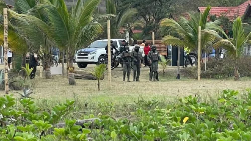 Horror en Ecuador: encontraron cinco cabezas humanas colgadas de un cartel en una playa turística