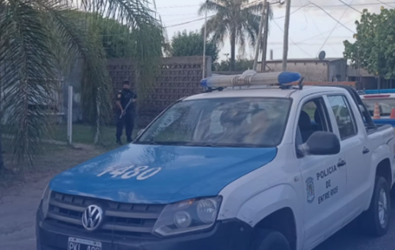 Lo allanaron luego de usar el celular de su patrón para transferirse dinero