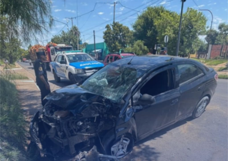 Se habría quedado dormido, mientras conducía y terminó chocando contra un árbol