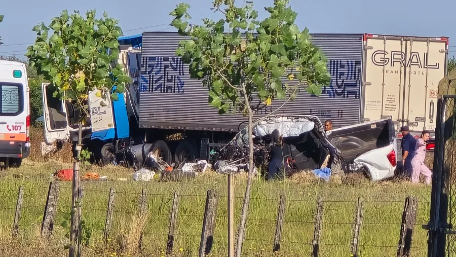 Nueva tragedia en ruta 18: tres muertos y un herido grave en un choque frontal entre un camión y una camioneta