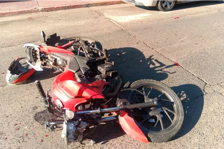 Motociclista resultó herido tras chocar contra un auto estacionado