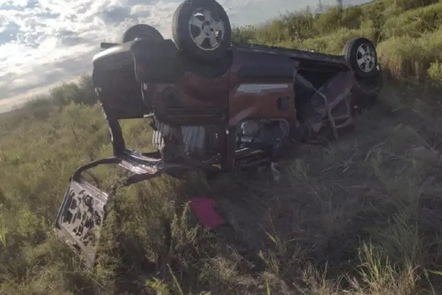 Una mujer despistó y volcó en el cantero central de la Ruta 18