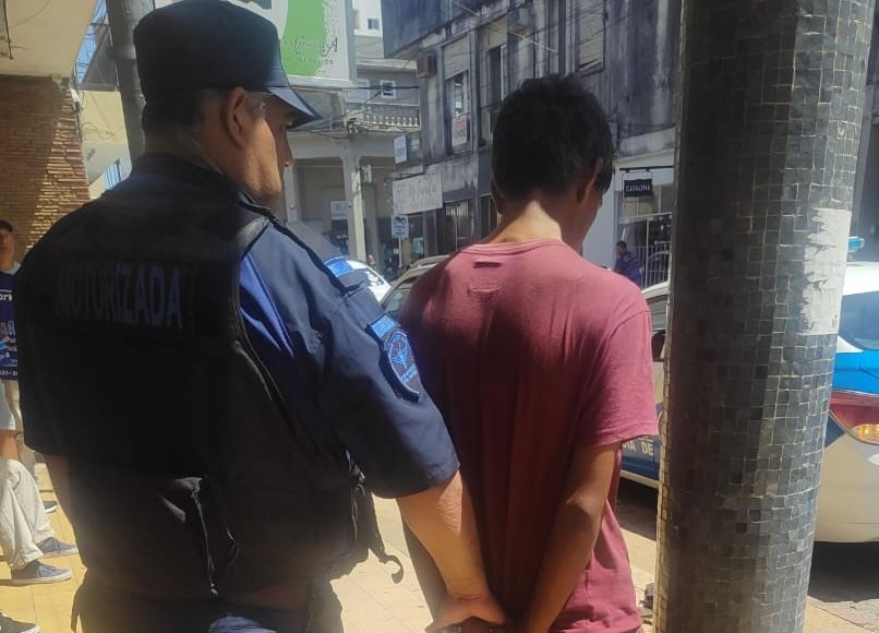 Detuvieron a un hombre que había robado bolsas de fertilizantes que se encontraban en una camioneta