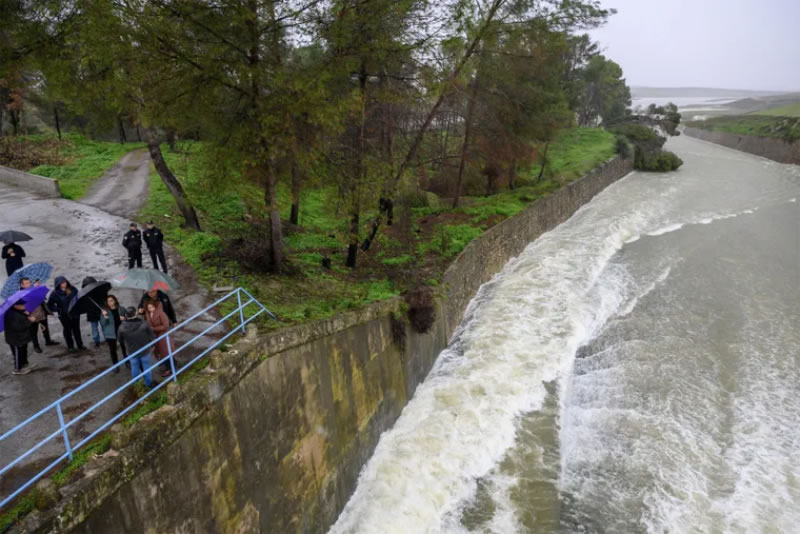 Feroz temporal en España: más de 10.000 evacuados, cientos de calles cortadas y un muerto