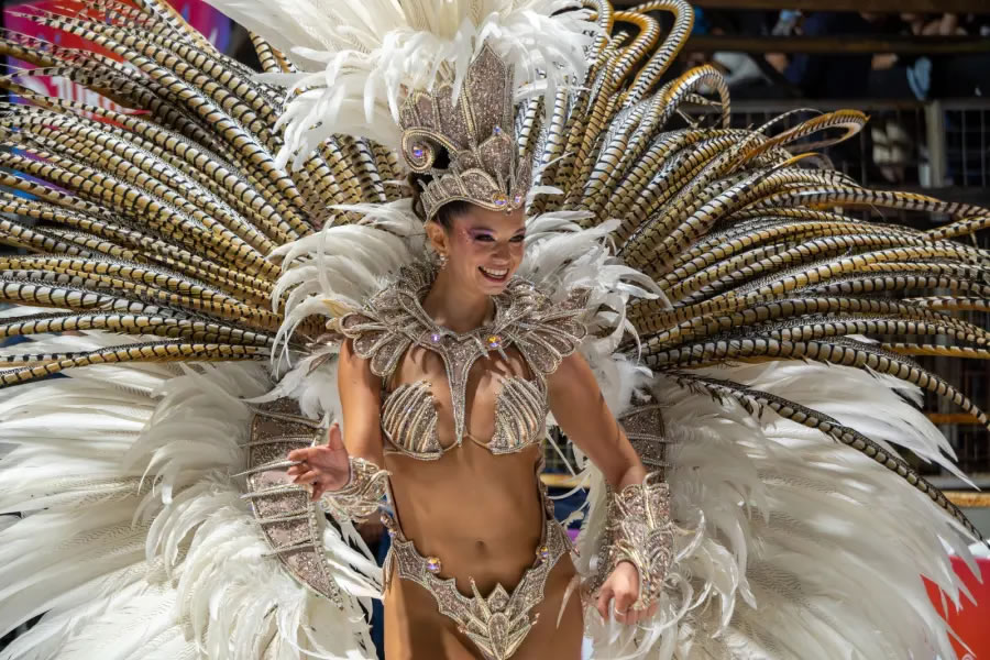 El Carnaval de Gualeguaychú arriba a su sexta noche y se espera la llegada de autoridades nacionales