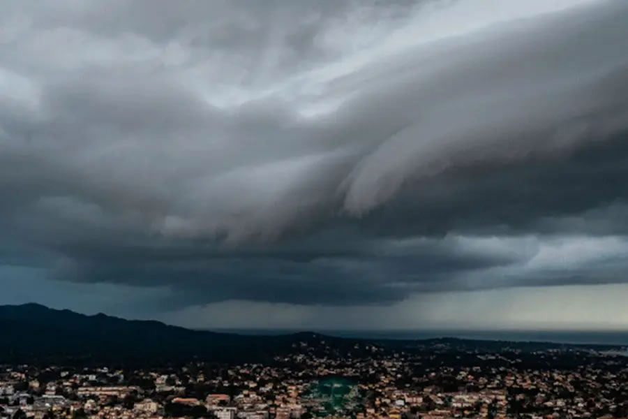 Una fuerte tormenta golpeó Francia: se cobró una vida y hay casi 100 mil viviendas sin luz