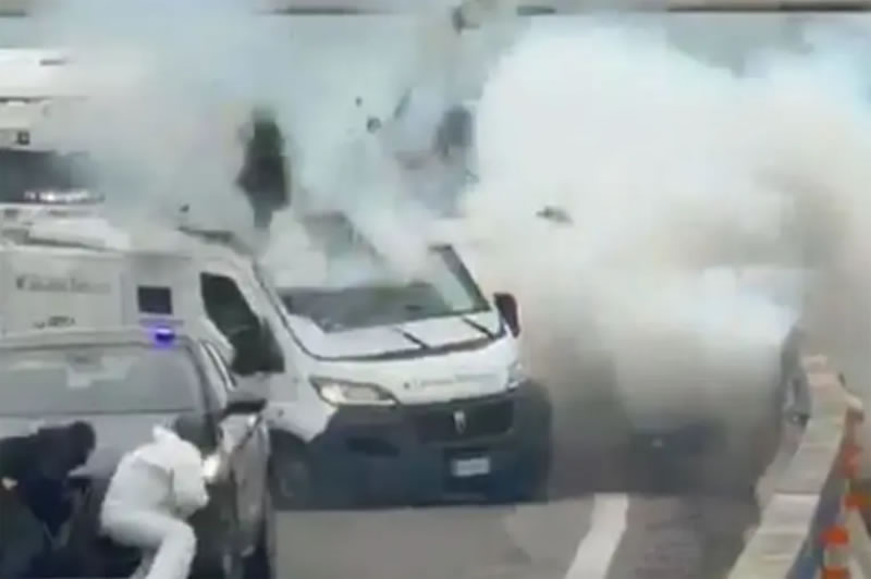 Emboscada en Italia: Simularon un control policial y volaron un camión blindado con dinero
