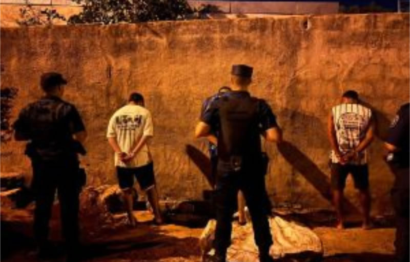 Tres jóvenes fueron sorprendidos cuando vendían cocaína