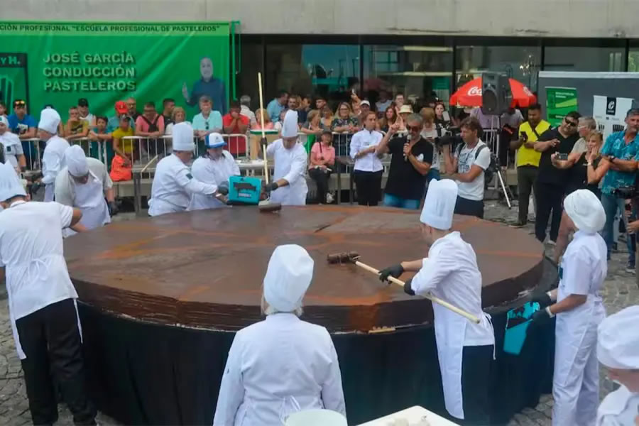 Mar del Plata presentó un alfajor gigante de 720 kilos y va por el récord Guinness
