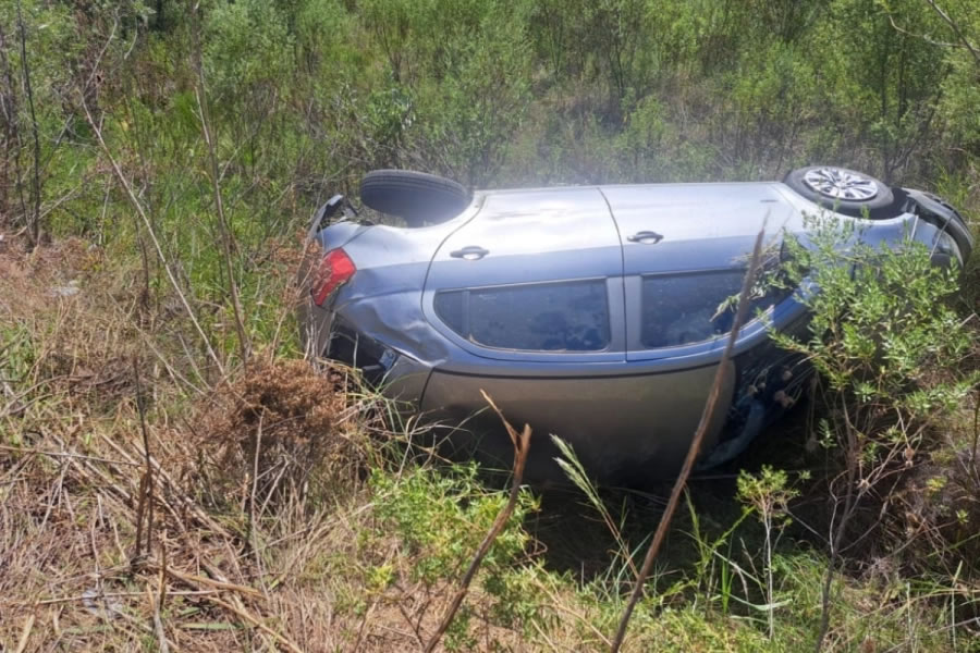 Mordió la banquina y terminó volcando sobre la calzada de la Ruta 14