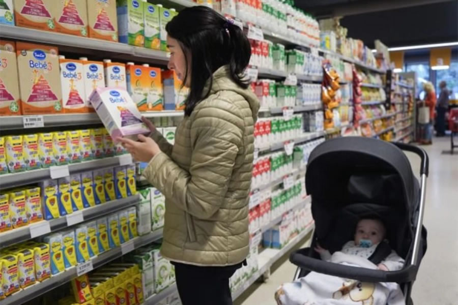 Cuánto se necesitó en febrero para criar un hijo en la Argentina, según el INDEC