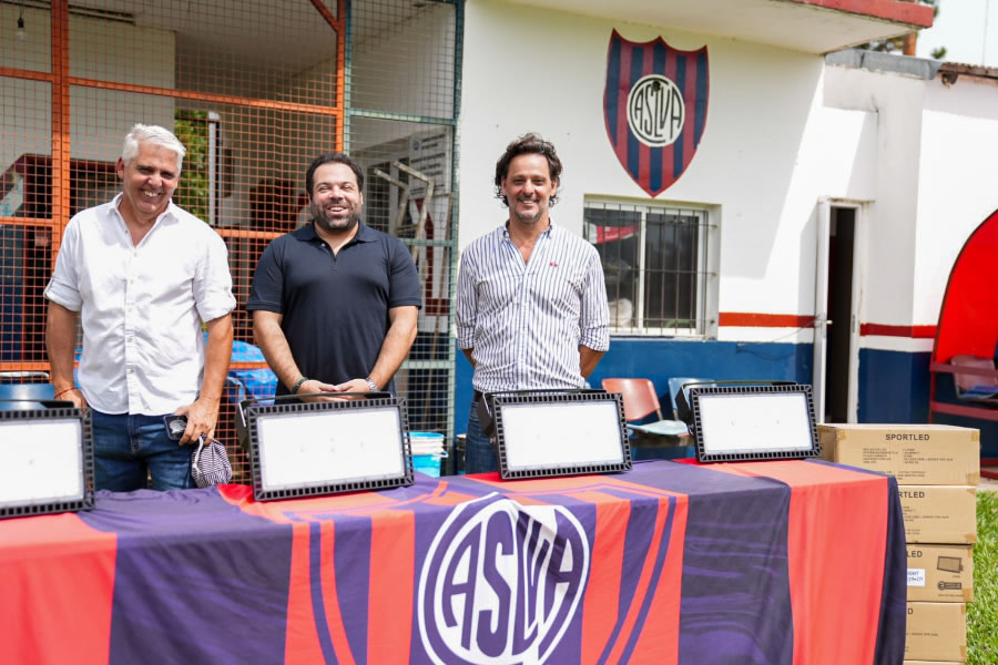 ENERSA entregó luminarias al Club San Lorenzo de Villa Adela para optimizar el uso de su cancha