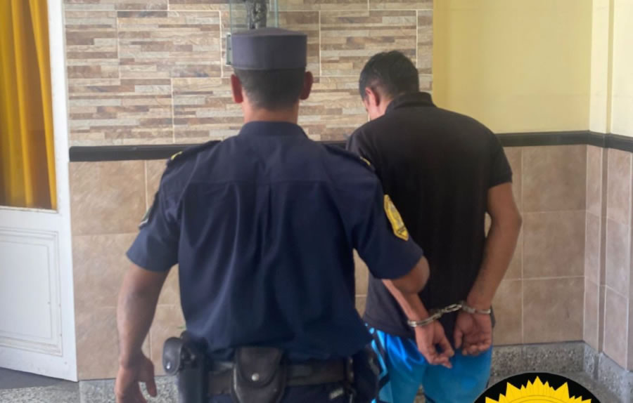 Detuvieron a un hombre sindicado de robar dinero y un par de zapatillas de un local de aberturas
