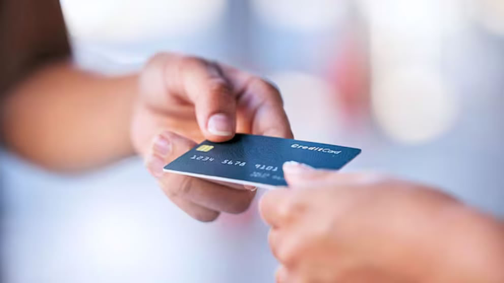 Cuánto cuesta reponer una tarjeta de débito en cada banco: algunas entidades cobran el doble que otras