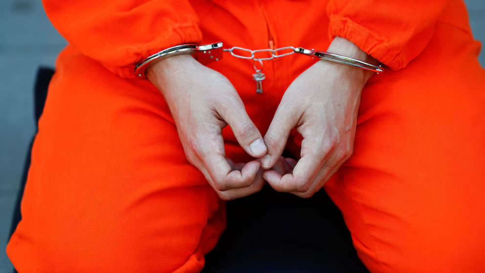 Mendoza: proponen que los presos usen uniforme naranja y prohibir las zapatillas deportivas en las cárceles