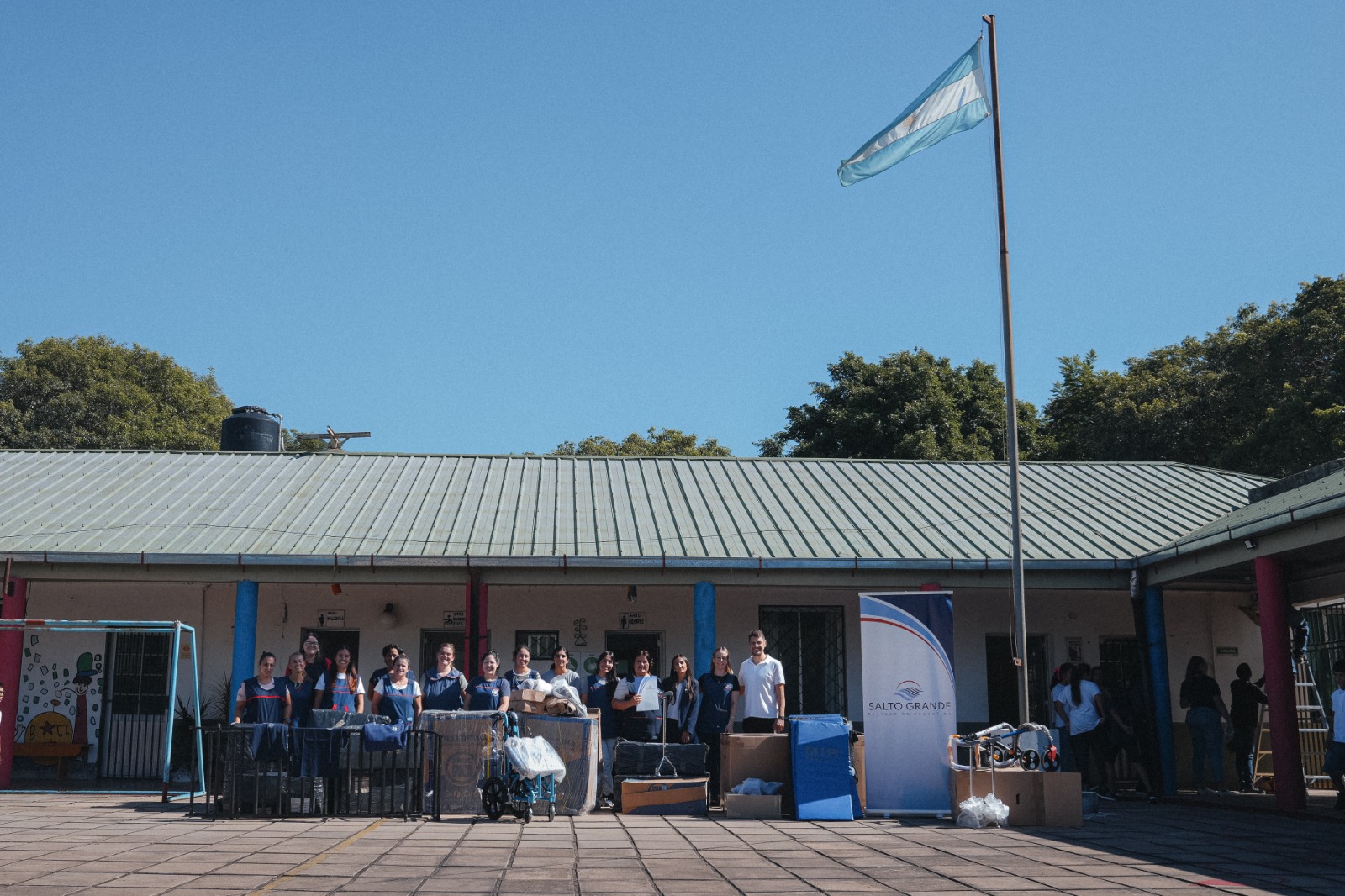 Prácticas de la Delegación Argentina de Salto Grande: alumnos de la Escuela Técnica de Federación instalaron equipos de aire acondicionado en la Escuela “Arturo Illia”