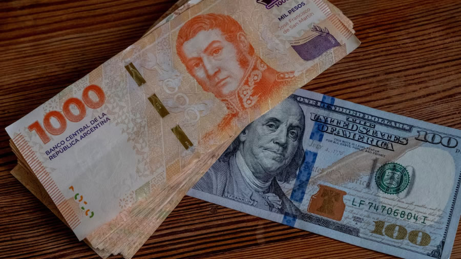 El peso argentino es una de las pocas monedas emergentes que se apreciaron desde el inicio de la guerra en Irán