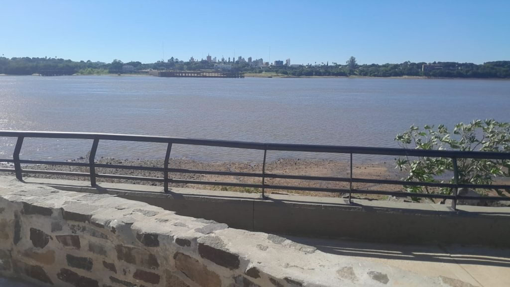 Policía y un vecino rescataron a una mujer que se encontraba en el interior del río en zona de Costanera Nebel