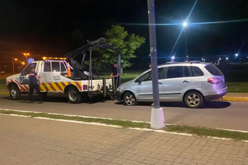 Conducía ebrio, casi provoca un accidente, agredió a la policía y terminó detenido