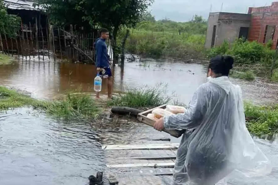 Graves inundaciones en Tucumán: hay 15 mil evacuados y vecinos duermen al costado de la ruta