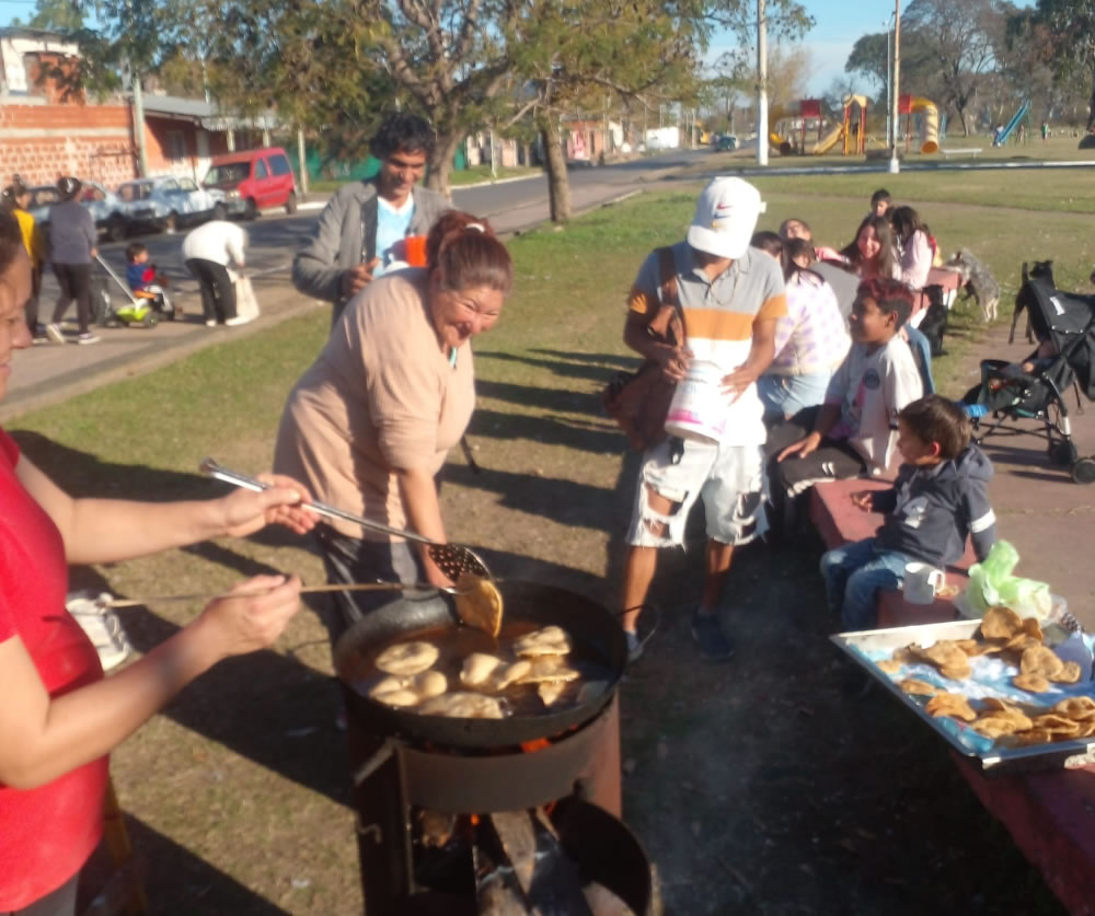 Un comedor para cien personas y torneos de fútbol para los chicos: El trabajo solidario que crece en el barrio Almirante Brown