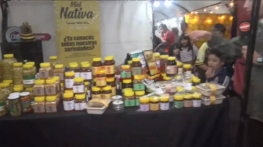 Emprendedores ofrecen sus productos en la Fiesta Nacional de la Apicultura