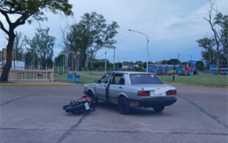 Un motociclista sin licencia ni seguro resultó herido tras chocar con un auto en la Costanera