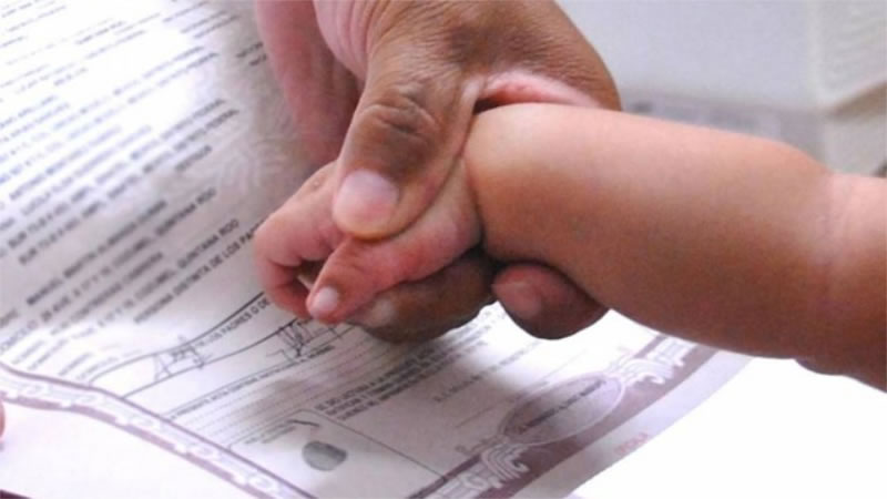 No más de dos progenitores: La Corte rechazó la triple filiación que pretendían dos hombres y la mujer que dio a luz