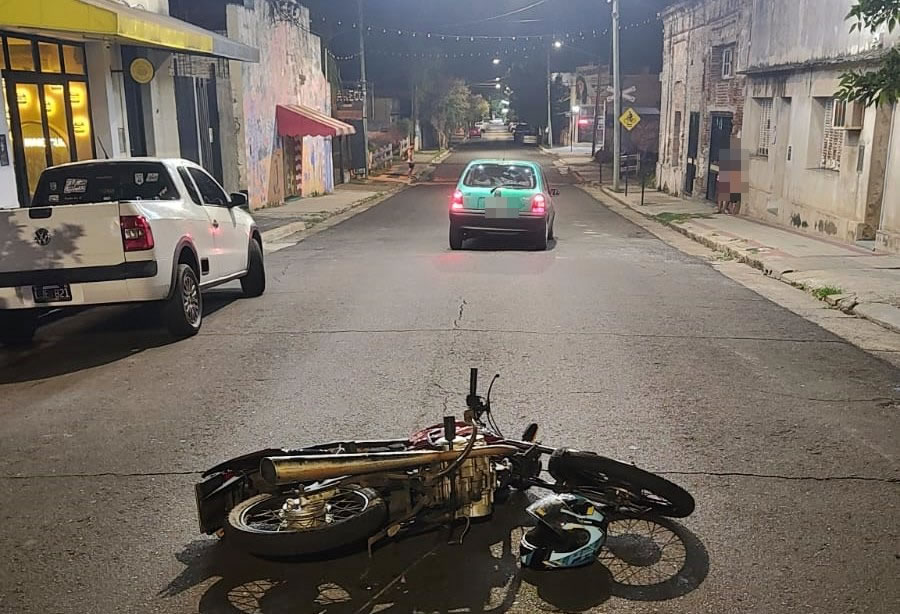 Motociclista debió ser hospitalizado tras un choque entre una moto y un auto
