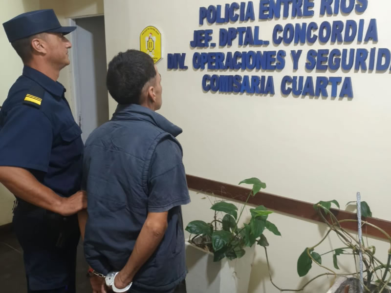 Detuvieron a un sujeto que le había robado el celular a una docente con un arma blanca