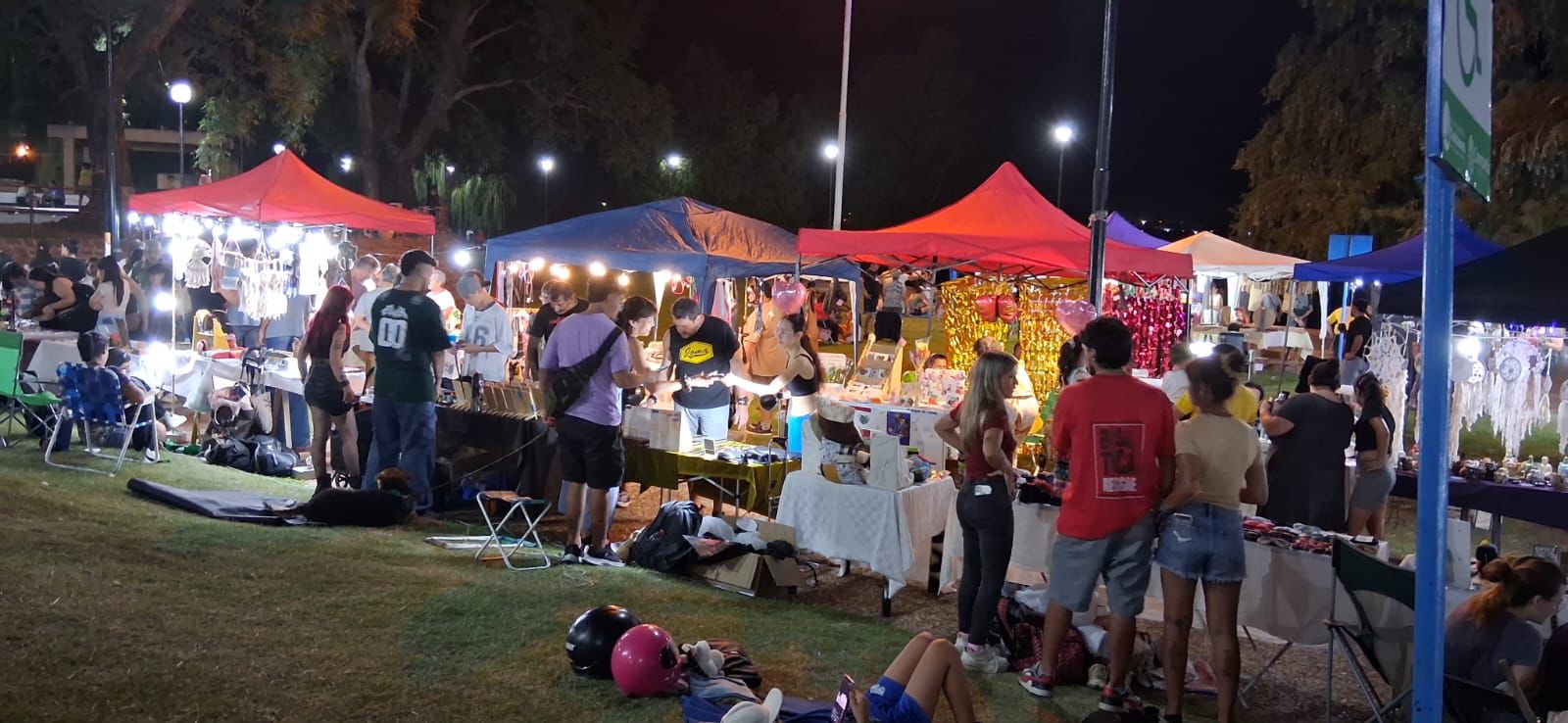 La Feria Paseo del Río celebró una edición especial por el Día de la Mujer
