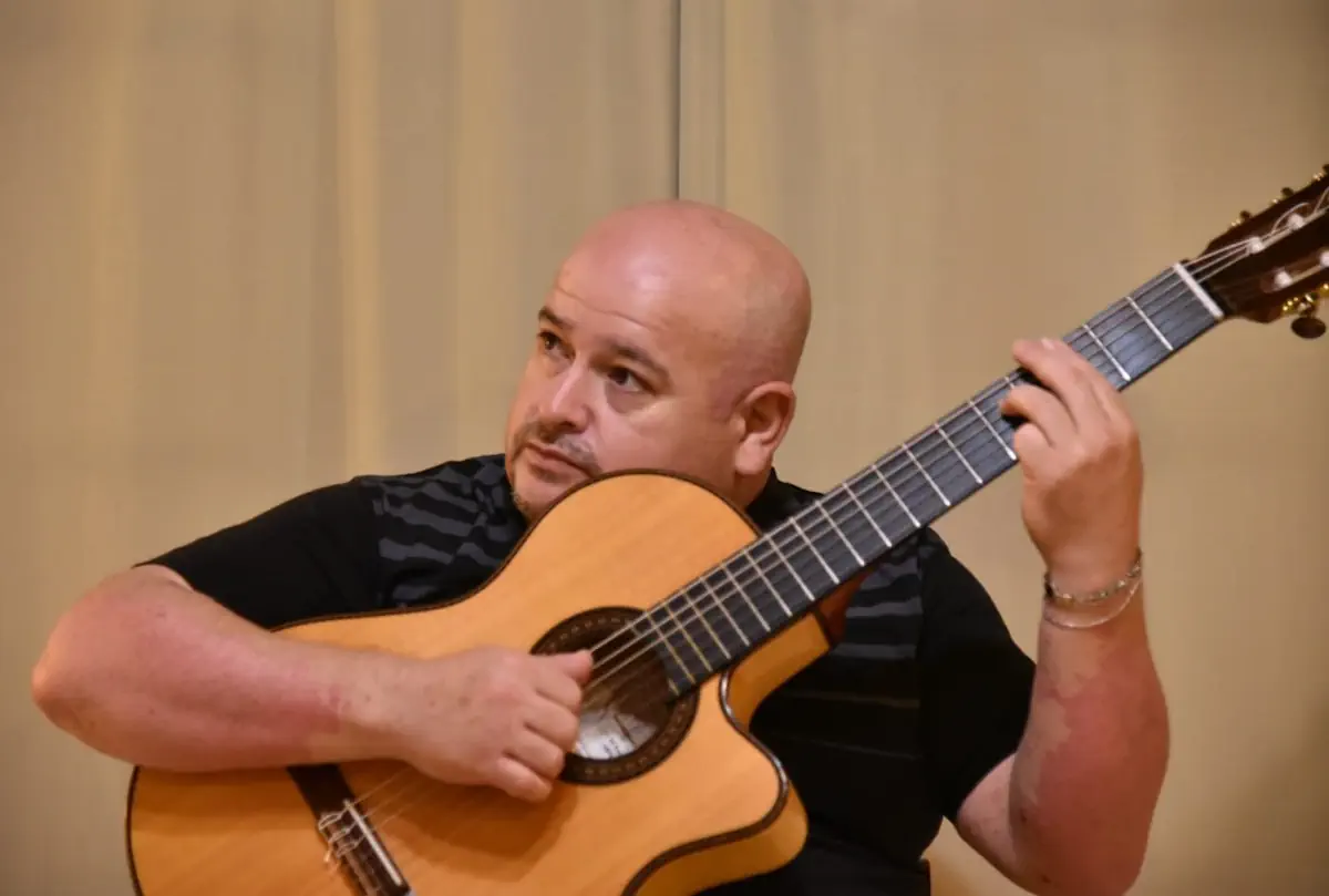 El guitarrista correntino Raúl Noguera se presenta en Pal Río con Fran González como invitado