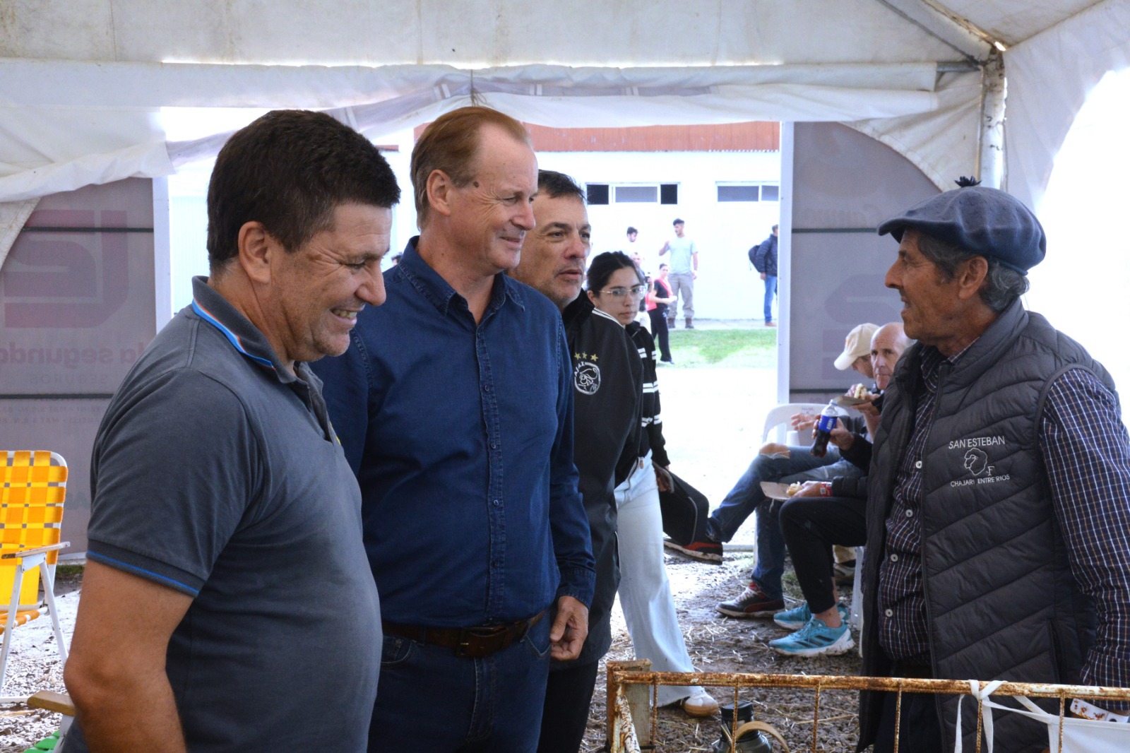 El ex gobernador valoró al sector apícola y recorrió el nuevo albergue municipal