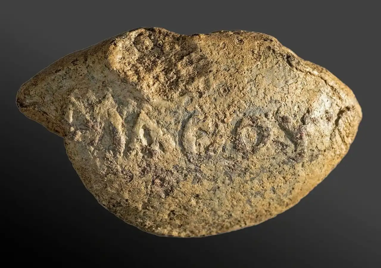 Descubrieron un proyectil de hace 2.000 años con un mensaje sarcástico utilizado en batalla