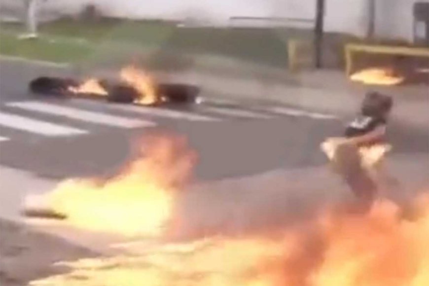 Familiares que protestaban por la muerte de un preso se prendieron fuego al quemar neumáticos