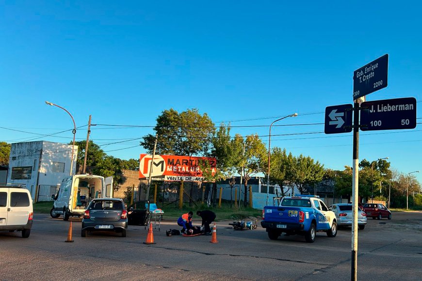 Un motociclista resultó herido tras chocar contra un auto detrás del hipermercado