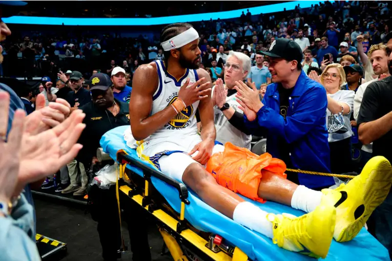 Escena dramática en la NBA: intentó volcar y sufrió una grave lesion